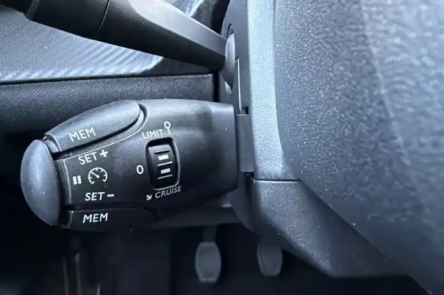 Peugeot 208 puretech 75 s&amp;s bvm5 — photo 43