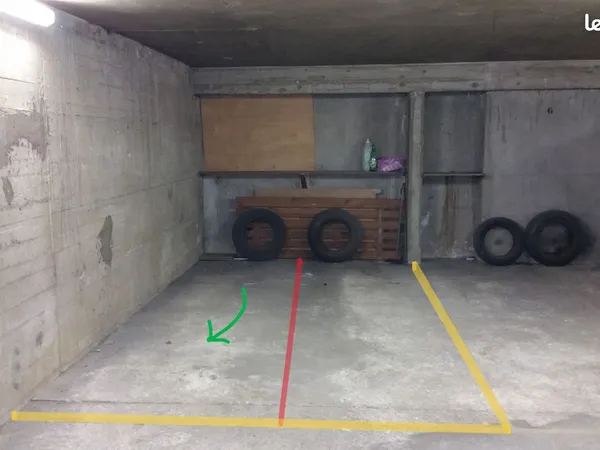 Paris 18 - Poteaux/Ruisseau : Place moto sécurisée