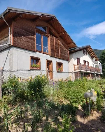 Vent maison 100m2 et garage/entrepôt 100m2 et annexes 2x20m2 sur 1160m2 de terrain pour 460000
