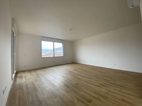 Appartement non meublé proche PLACE DES CARMES