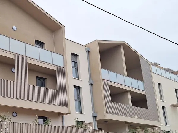A louer- superbe t2 meublé de standing - béziers, quartier des arènes