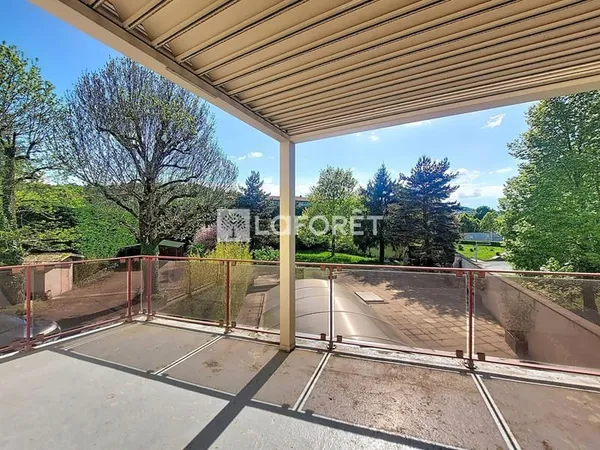 Maison à Brives Charensac de 3 niveaux de 180 m² sur un terrain 600 m² avec piscine couverte