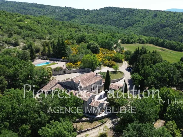 Reillanne, belle propriété en pierre avec piscine et vue