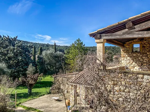 Mas en pierre à 13 km d'Uzès sur belle parcelle encore constructible de 4000 m2