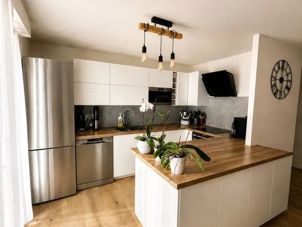 À VENDRE - Bel appartement 4 pièces lumineux avec balcon, garage, cave et parking