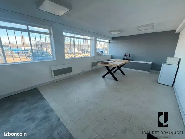 Local 207 m² RIORGES