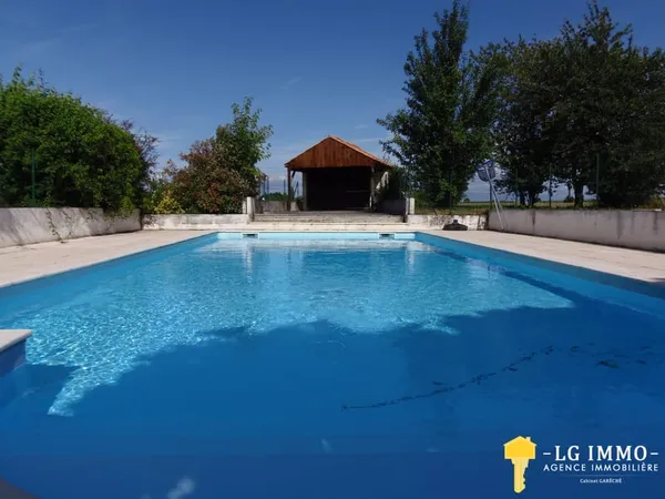 Maison de 139m2, 3 chambres et piscine à Mortagne-sur-Girond