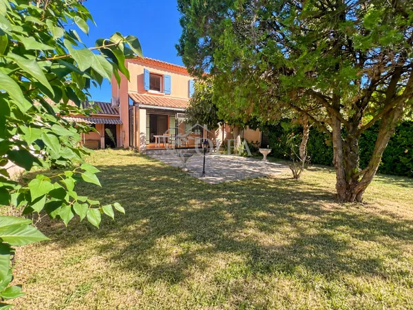 UZÈS À PIED  MAISON AU CALME AVEC JARDIN, VUE DÉGAGÉE ET
