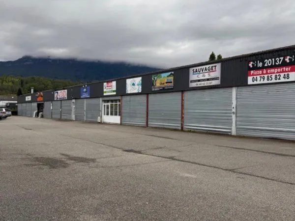 Local d’activité et entrepôt Location Yenne  150m² 750€