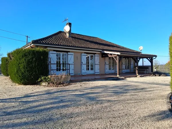 Jolie maison de plain-pied, terrain clos et piscine couverte
