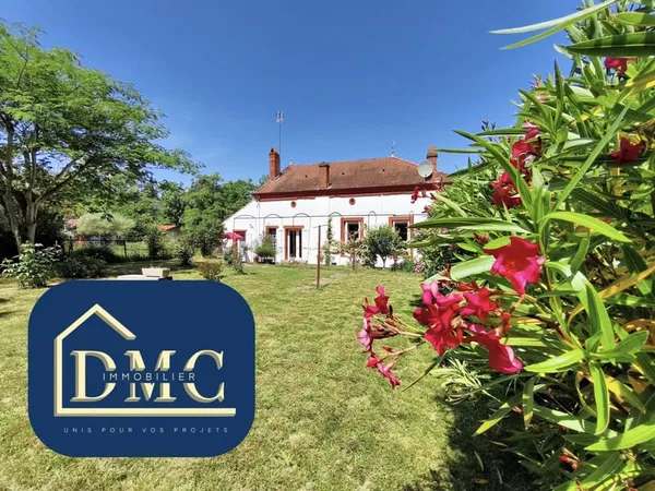 Maison de ville de plain pied avec garage et jardin