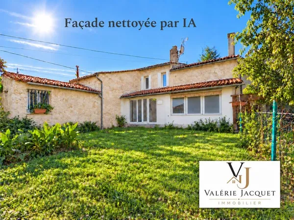 LUSSAC Ensemble immobilier à rénover avec deux granges et
