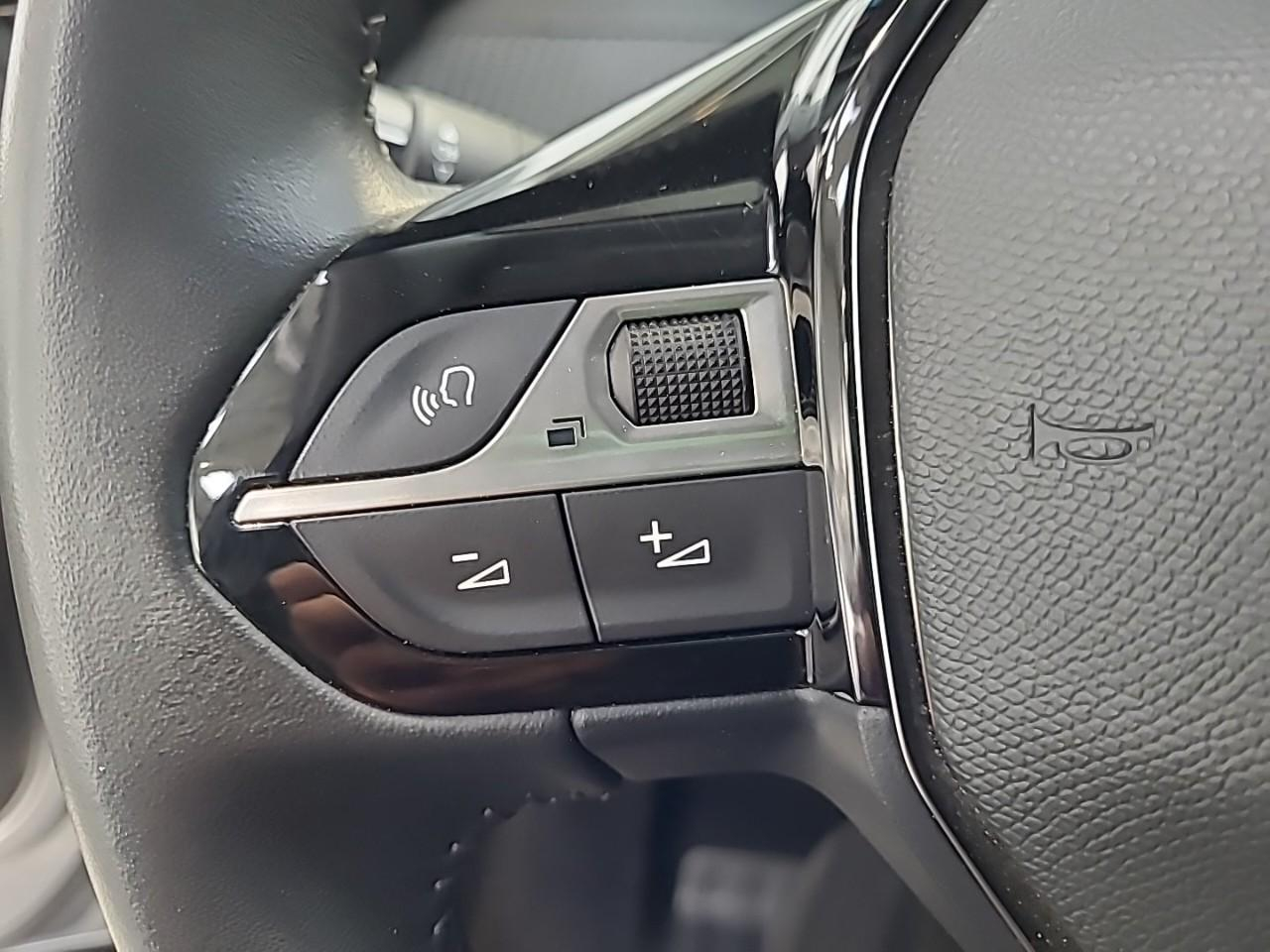 Peugeot 2008 electrique 136 ch allure — photo 22