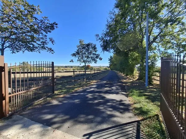 À VENDRE - Magnifique domaine équestre avec maison de caract