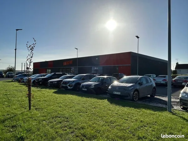 A vendre: cellules commerciales à construire