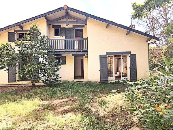 SUR PARC ARBORE 1500 m2 AVEC PISCINE, MAISON 1990 A ETAGE 130 m2 , GARAGE 20m2 + ABRI VOITURE 50m2