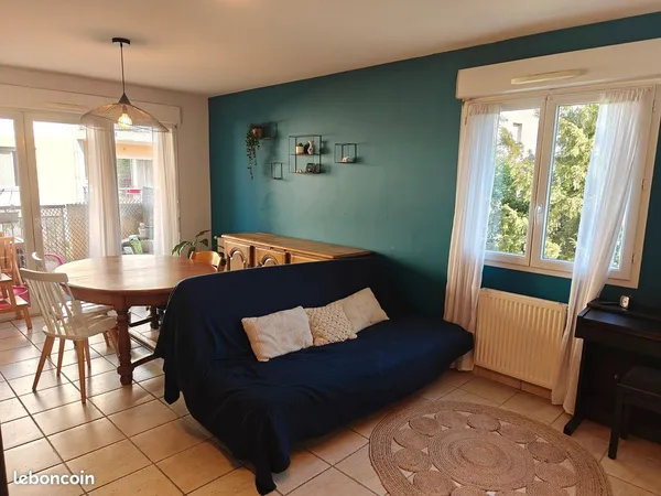 Loue T3 de 70 m² avec terrasse dans résidence récente et fermée avec piscine