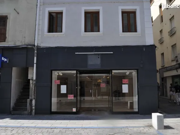 A louer - LOCAL COMMERCIAL D EXEPTİON AU COEUR D ALBERTVILLE DE 145m2