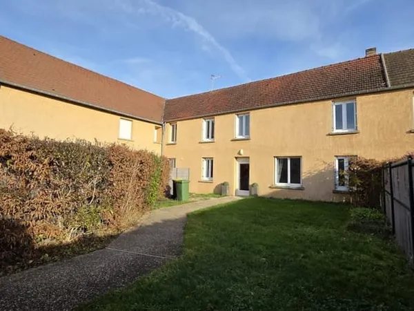 Maison en copropriété de 122m² avec jardin et place de parking à LONGNES !