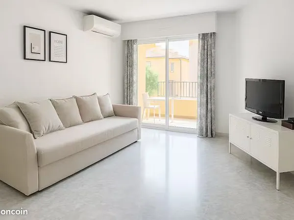 Studio meublé rénové avec garage et terrasse proche Gare & plages