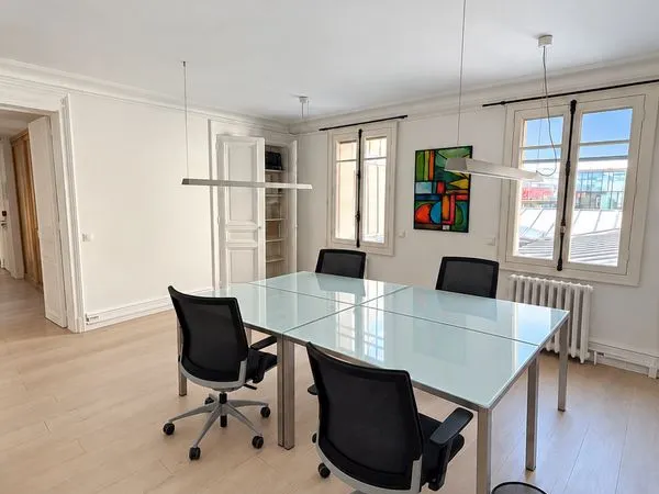 Paris 2e - Bureaux lumineux et équipés - 8 à 9 postes - 2 800€ HT/mois