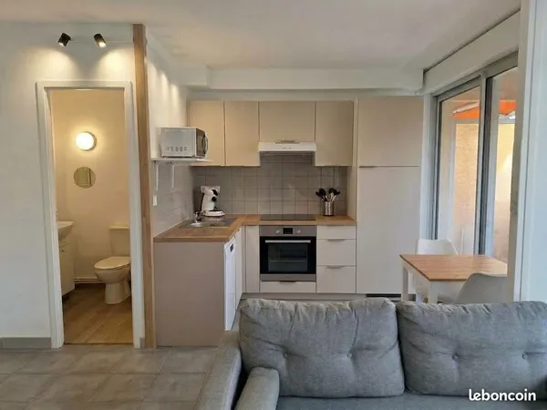 Studio meublé avec chambre et balcon