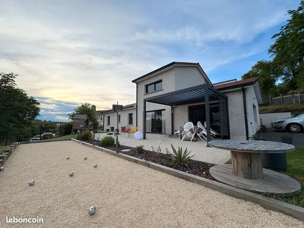 Maison récente de 136 m² avec mezzanine, suite parentale, grand terrain et pergola bioclimatique - L