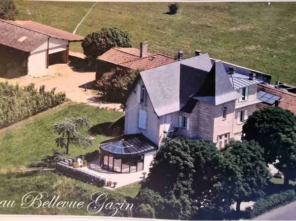 Château et dépendances avec belle vue sur l'estuaire de la G