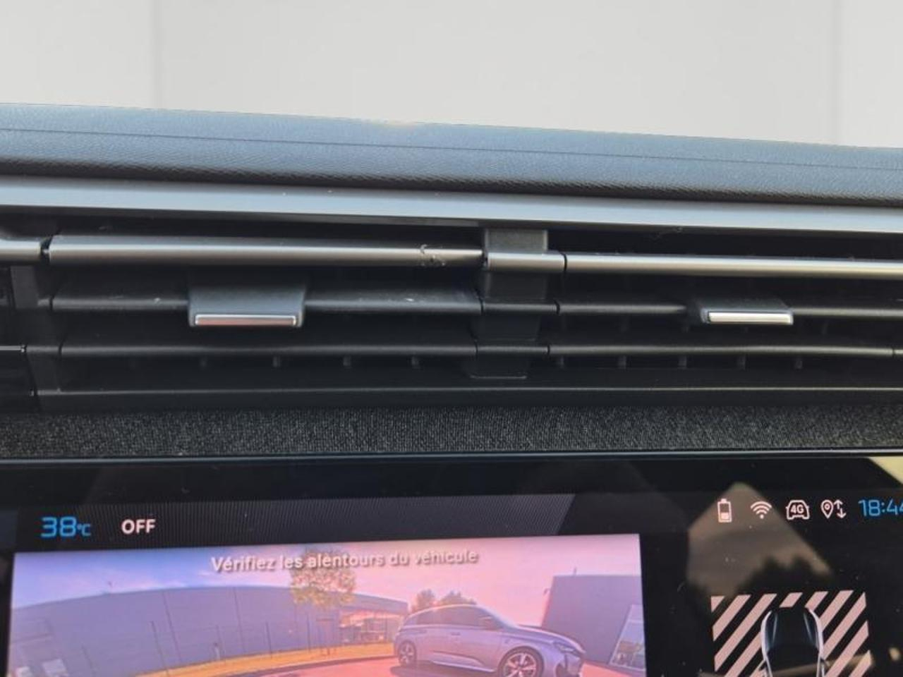 Peugeot 408 phev 225ch allure pack e-eat8 — photo 18