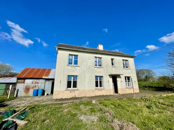 A vendre à CHEVAIGNÉ maison de 110m² habitables, 3 chambres , une salle de bains, un double garage, 