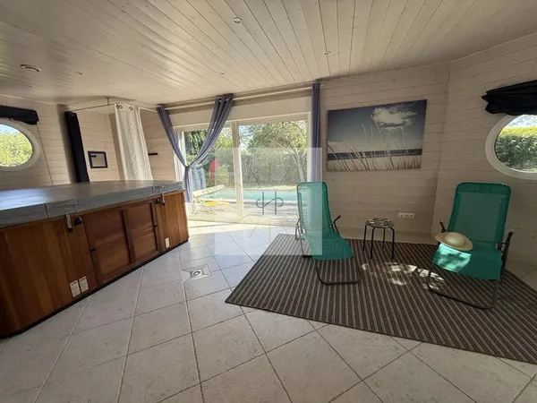 Maison de 4 chambres avec piscine .