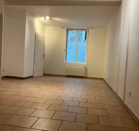 Sees centre rez de chaussé appartement T2 à louer
