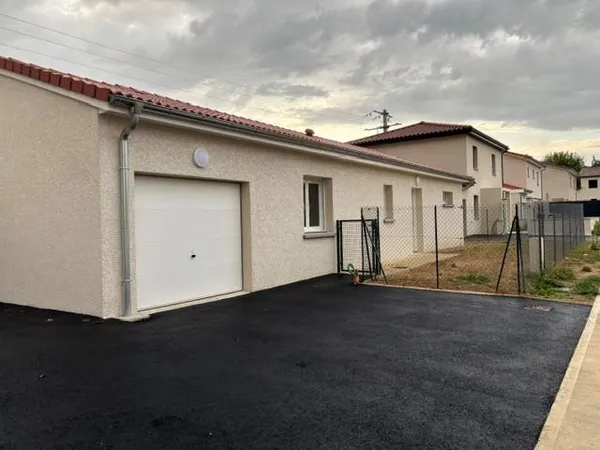 Location Maison 90 m² à Saint Didier de Formans 1 215 € CC /mois