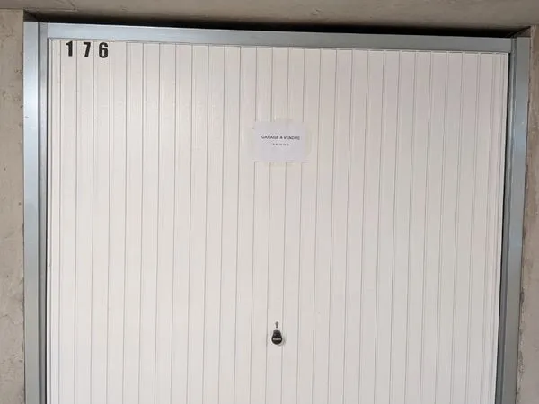 À vendre garage box avec porte électrique