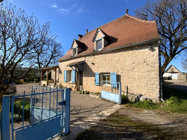 Secteur Livernon dans un environnement paisible, charmante maison de caractère avec dépendances et p