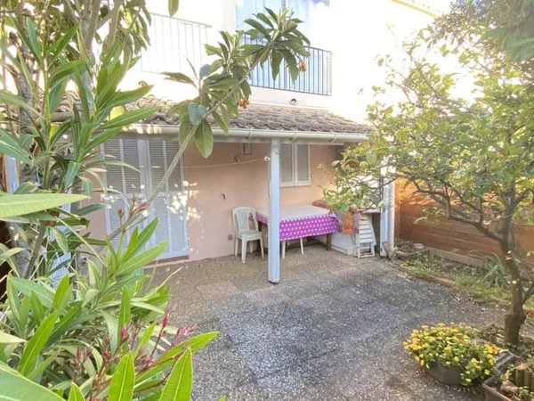 QUARTIER DU PORT 2 PIECES CABINE AVEC JARDIN ET TERRASSE