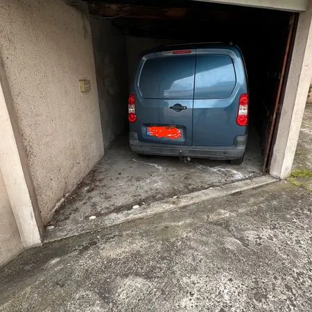Grand garage fermé 22 m² en cour calme - Lyon 9 Valmy Prix : 25 000