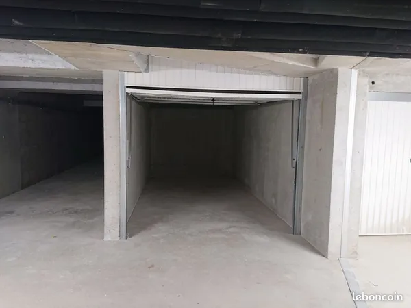 Garage box fermé en sous-sol