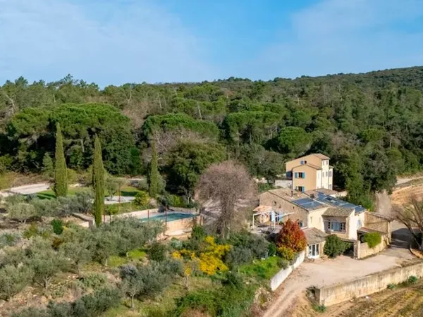 Propriété avec piscine, oliveraie et vignoble