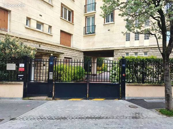 Box fermé sécurisé 5,80m de profondeur - VINCENNES -