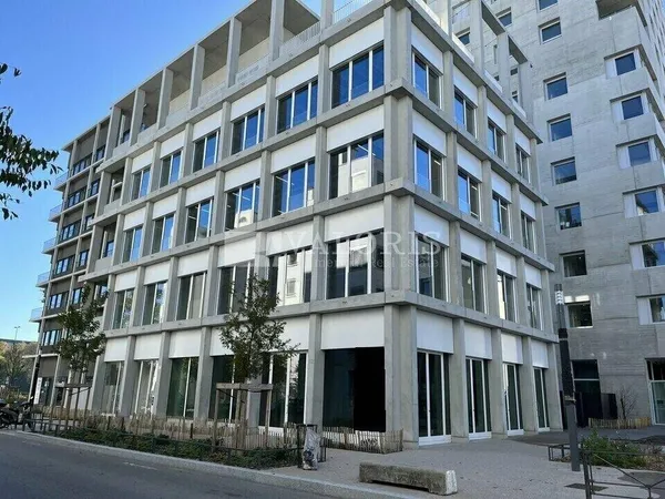 Local commercial 162 m²