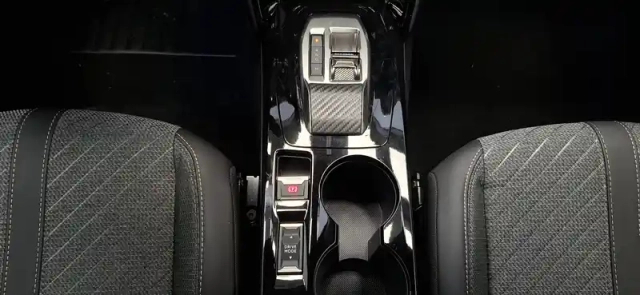 Peugeot 2008 hybrid 145 e-dcs6 — photo 62