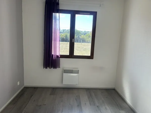 À LOUER APPARTEMENT T2 DE 35 M2 EN REZ-DE-CHAUSSÉE À BEAUR
