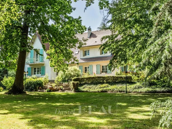 JOUARS PONTCHARTRAIN- Maison familiale rénovée - piscine et parc d'environ 1 hectare