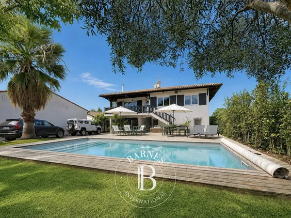 VILLA GAUME AVEC PISCINE DANS UN ENVIRONNEMENT VERDOYANT À LA TESTE-DE-BUCH