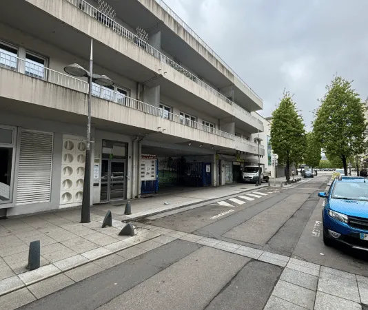 Local commercial 6 pièces 151 m²