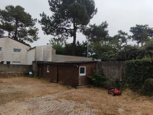 Terrain clos de 500m2 avec local sanitaire