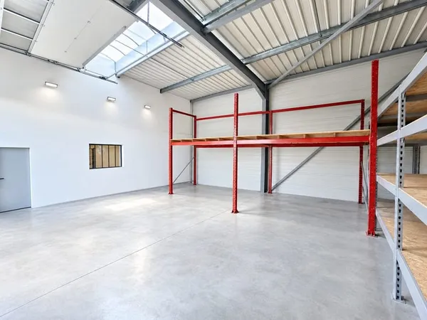 ENTREPÔT : Bureaux, Stockage, parkings. Zone de CAMON