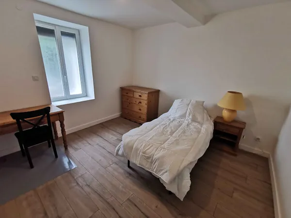 Chambre de service 1 pièce 94 m²