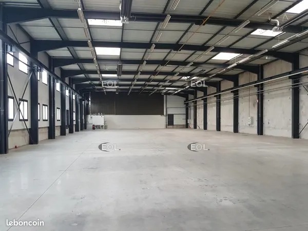 Local d'activité 1 886 m²